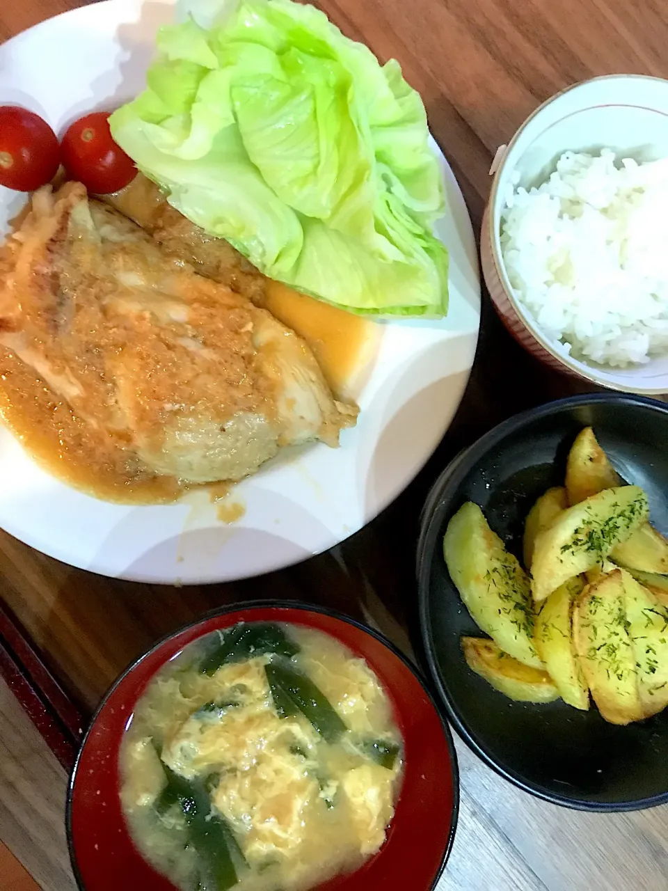 Snapdishの料理写真:#胸肉のオニオンソテー #ニラと卵の味噌汁 #ポテト|gohankirokuさん