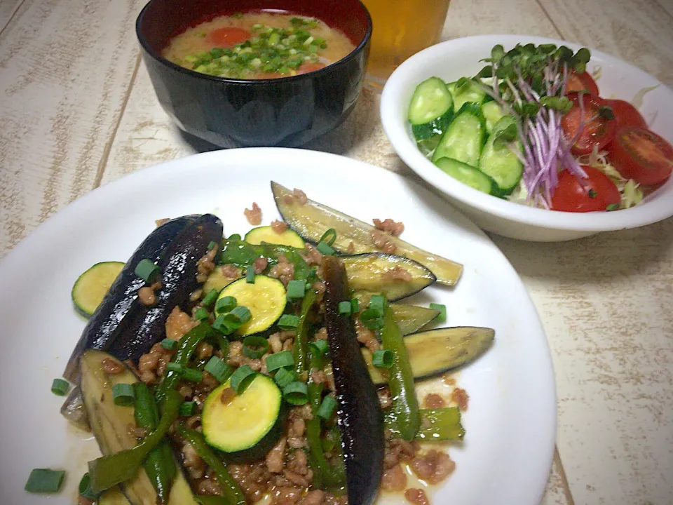 今日の男飯(｡-_-｡)茄子とピーマンとシシトウとズッキーニの味噌炒め&千切りキャベツとシメジとトマトの味噌汁&サラダ🥗🎶|ひーちゃんさん