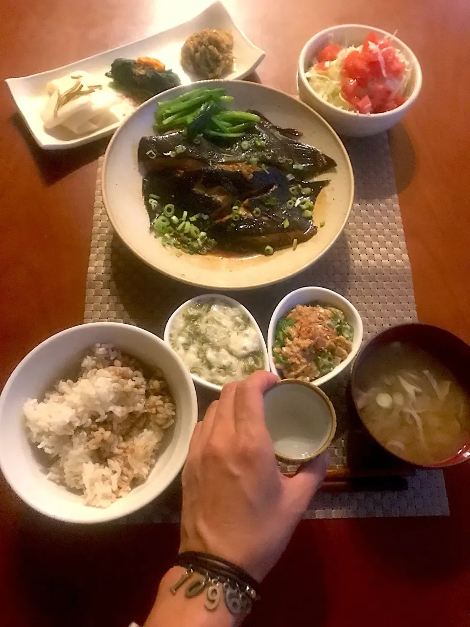 Today's Dinner🍴前菜･ｷｬﾍﾞﾂの千切りｻﾗﾀﾞ･ｶﾚｲの煮付け･もち麦ご飯･納豆ｵｸﾗ&大和芋めかぶ･舞茸のお味噌汁|🌈Ami🍻さん