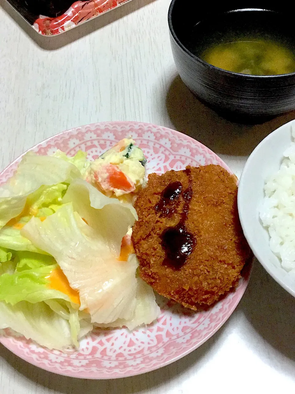 旦那さんに任せた晩御飯、ポテサラ、コロッケ、お味噌汁|Ayaさん