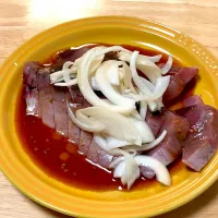 カツオの刺身、焼肉のタレと酢玉ねぎのっけ。  #料理男子