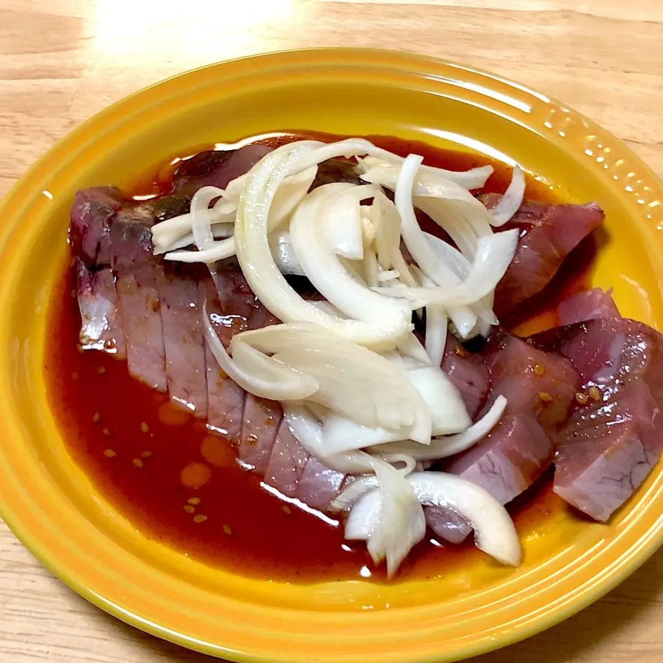 カツオの刺身、焼肉のタレと酢玉ねぎのっけ。  #料理男子|けんたろうさん