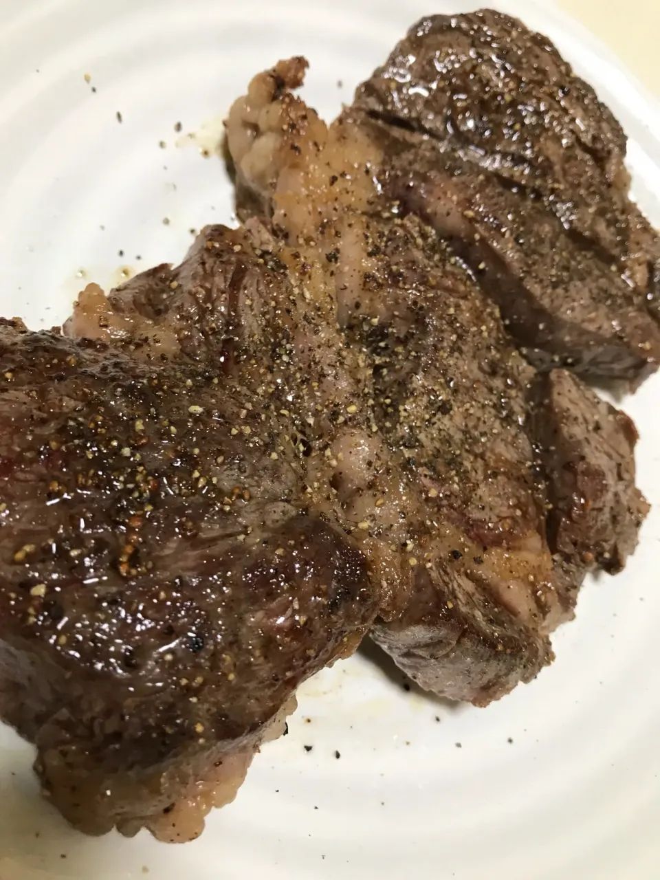 牛肩の黒胡椒ステーキ！素人には、これで限界!IHヒーターを駆使して!焼く!肉を休ませる！焦がす！中身はそのまま！ドリップコントロール！肉焼き難しい！|お家でbar!さん