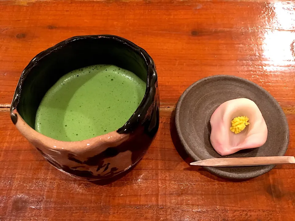 Snapdishの料理写真:お抹茶とお茶菓子のSET （上生菓子:桜）|こいちさん