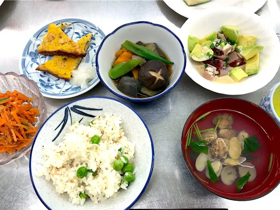 Snapdishの料理写真:6月 料理教室
グリーンピースご飯、桜エビ味
鮪の焼き霜造り
初夏の煮もの
人参とピーマンのくるみ酢和え
犠牲豆腐
あさりの潮汁|侑子さん