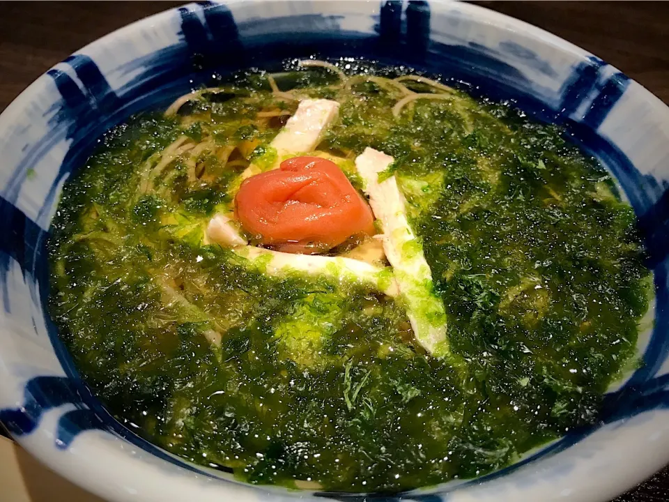 けふの昼餉はあおさ海苔＆梅干しの蕎麦🍜個人的にはタヌキ蕎麦（大阪呼称）か刻み蕎麦（刻み油揚げ蕎麦）の方が好きですわ🤔|にゃあ（芸名）さん