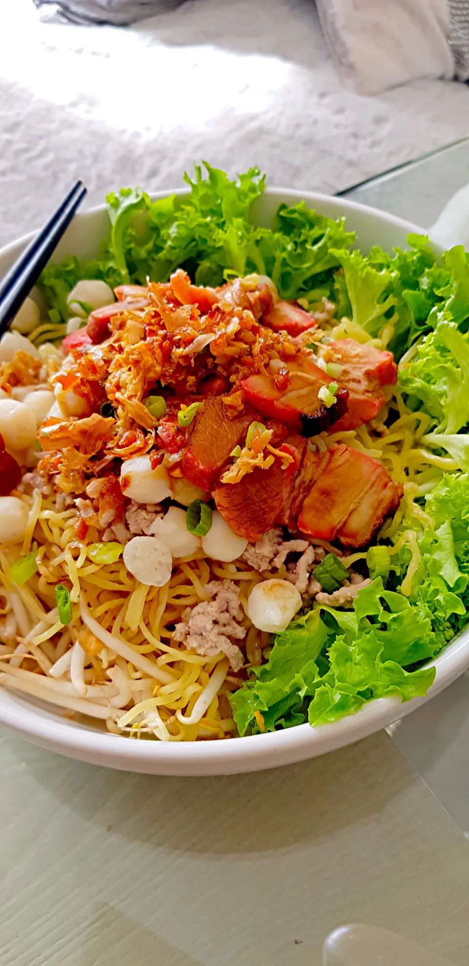 egg noodle with roast pork and small fishballs.บะหมี่แห้งหมูแดงลูกชิ้นปลาจิ๋ว|natteさん