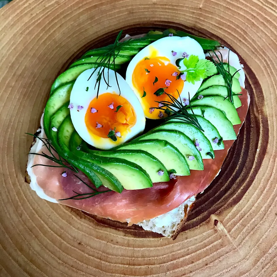 Snapdishの料理写真:#メキシコ産アボカド のスモーブロー
 #アボカドトースト 🥑|ちこさん