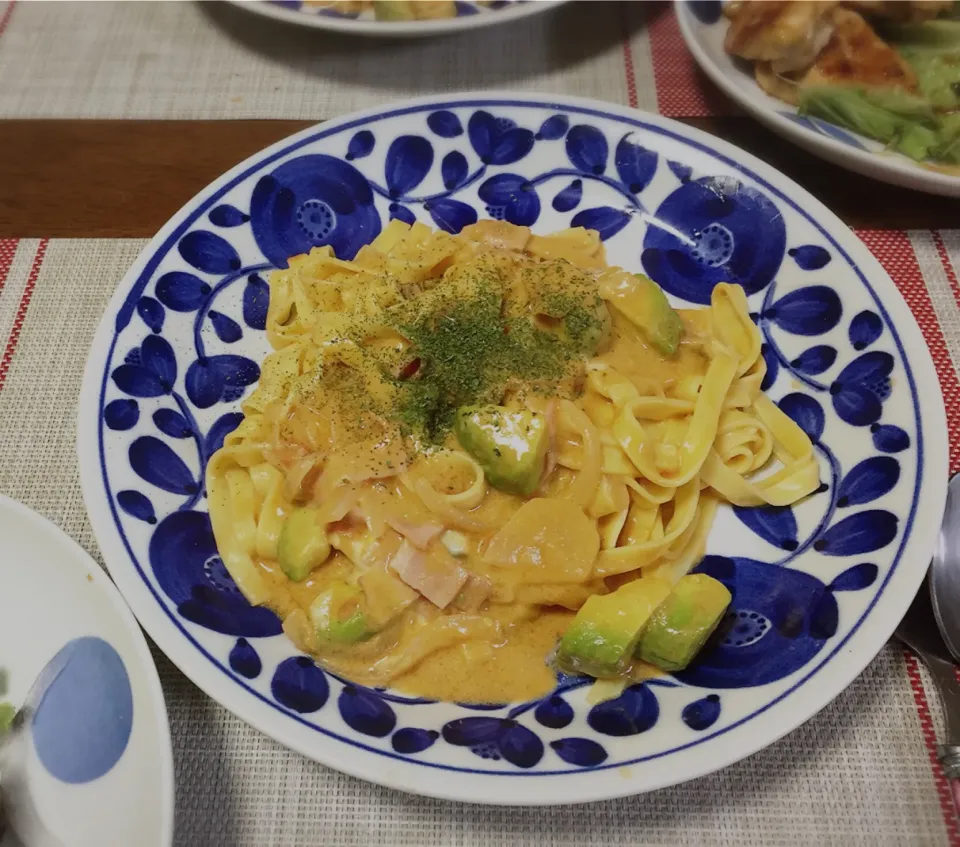 Snapdishの料理写真:アボカドとモッツァレラチーズのトマトクリームパスタ|リーダーさん