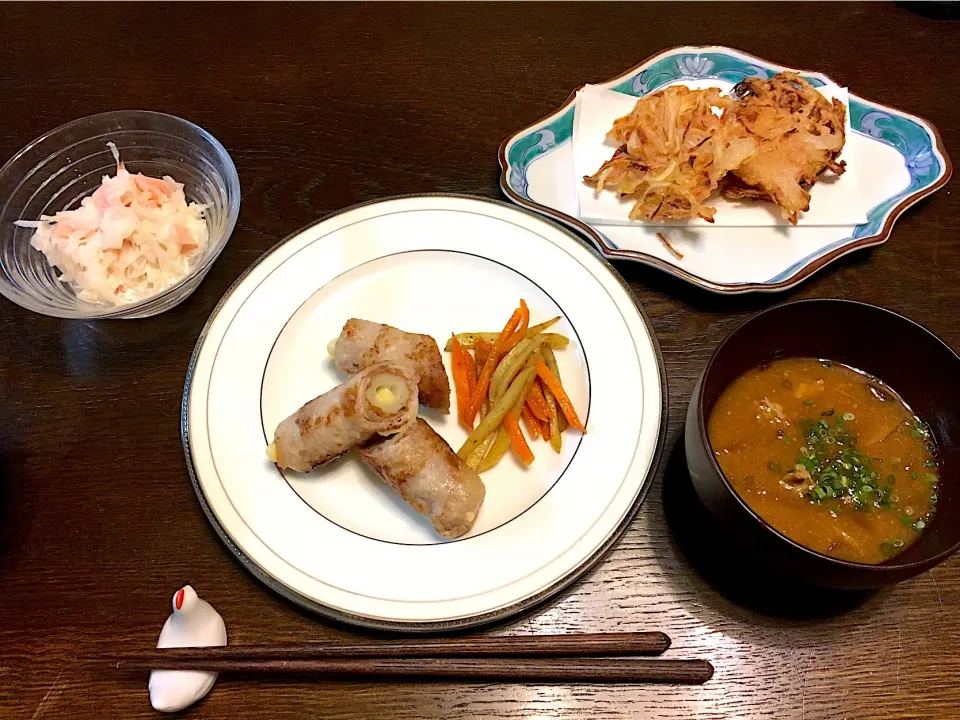 チーズちくわ肉巻き
じゃがいもと人参のきんぴらカレー風味
玉ねぎとハムのサラダ
玉ねぎと紅生姜の天ぷら
お味噌汁|カドラさん