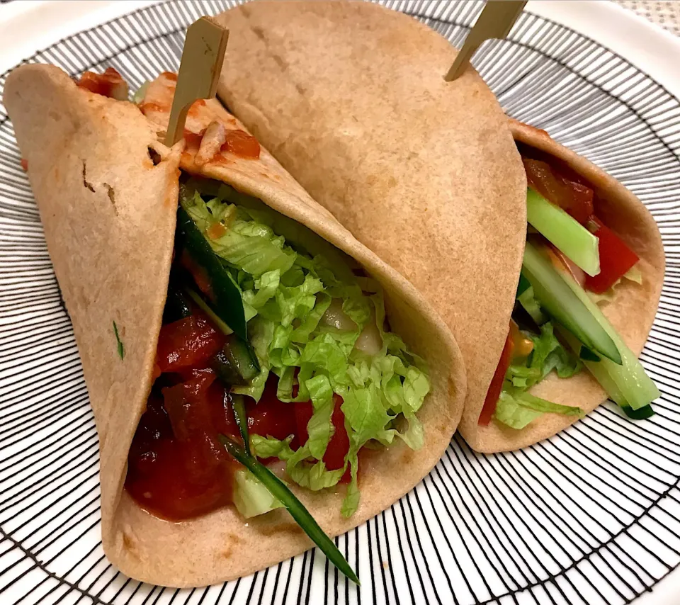 けふの夕餉第一弾は、ラップロールどす🌯テキトーな野菜とコンビニで買ったサラダチキンを市販の全粒粉トルティヤで巻いて…チーズ巻き忘れた逸品でございます🤣|にゃあ（芸名）さん