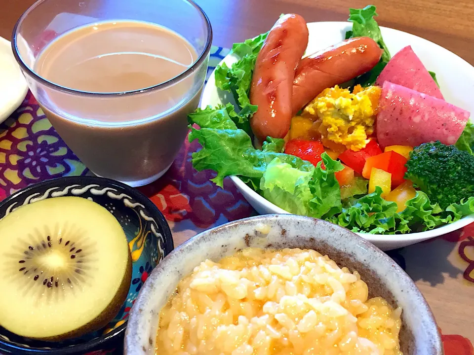 Snapdishの料理写真:朝ごはん
卵かけご飯、サラダ（レタス、ブロッコリー、かぼちゃ、パプリカ、ハム、ウインナー、キウイ、カフェオーレ）|かよちゃんさん