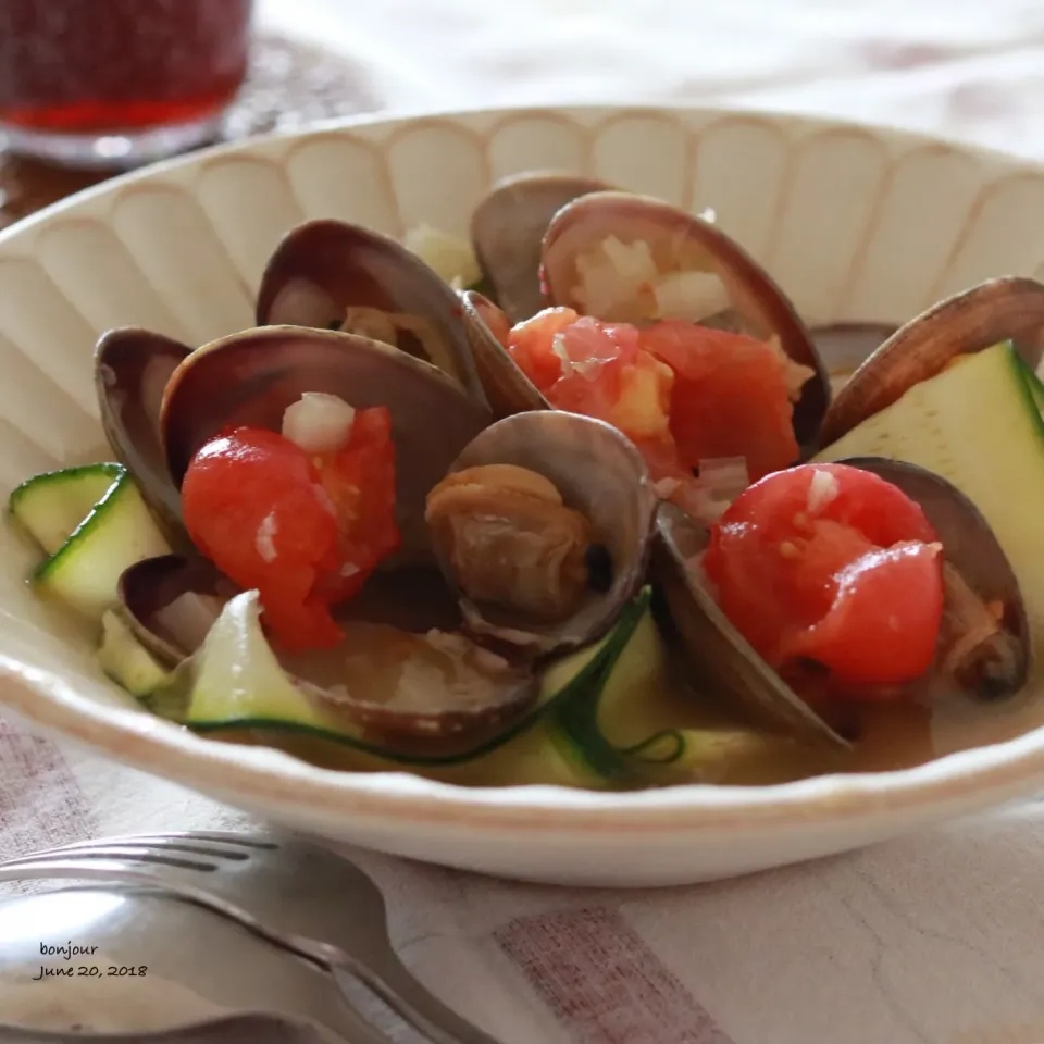 浅蜊とズッキーニ、セロリのスープ🥄salade🍅|yasuko murakamiさん