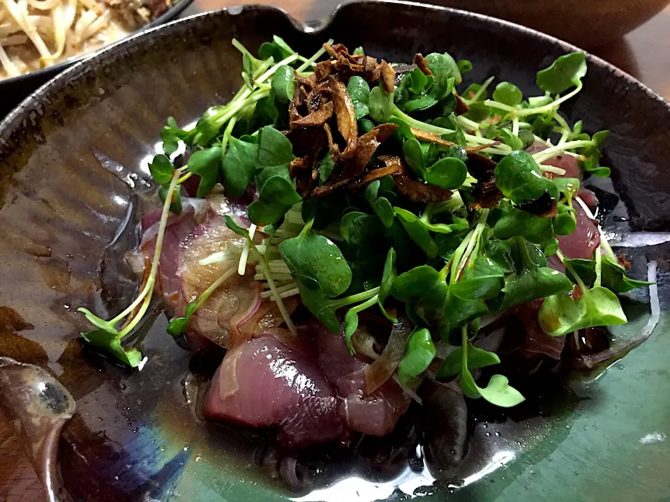 鰹にカイワレと揚げにんにくをたーっぷり|さんだーさん