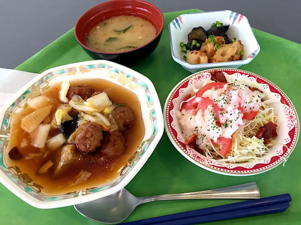 揚げ肉団子の和風野菜あんかけ、茄子と竹輪のいり煮、トマトとベーコンのサラダ|Tadahiko Watanabeさん