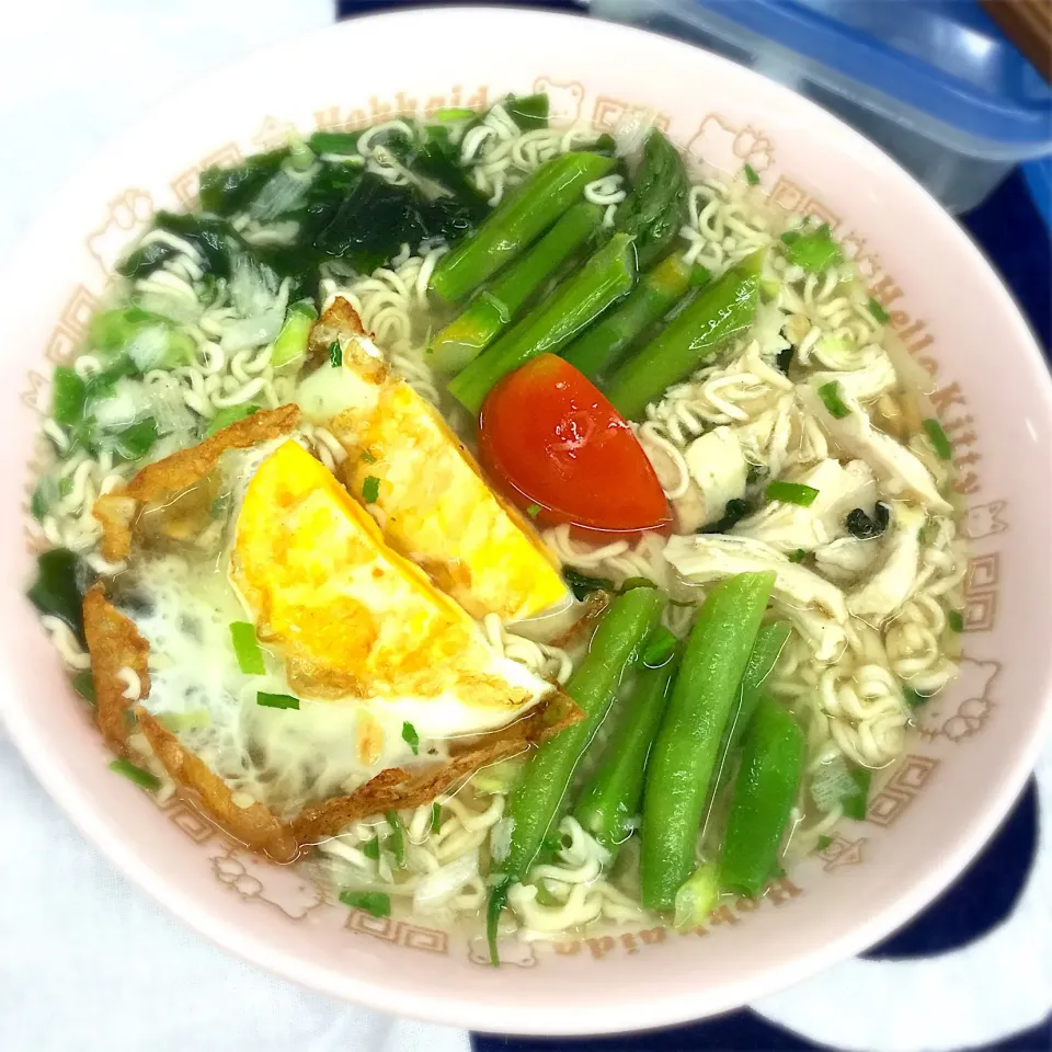 Today's lunch. デスクでラーメン|hoppycowさん