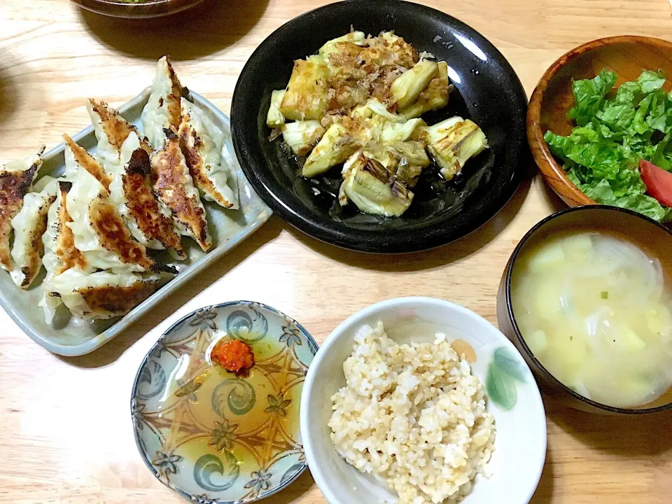 Snapdishの料理写真:昨日の晩御飯(*´o`*)ʖˋʖˋʖˋ～♡ 焼きなす 特製ニラ餃子🥟 玄米ご飯 ジャガイモのお味噌汁 サラダ|さくたえさん