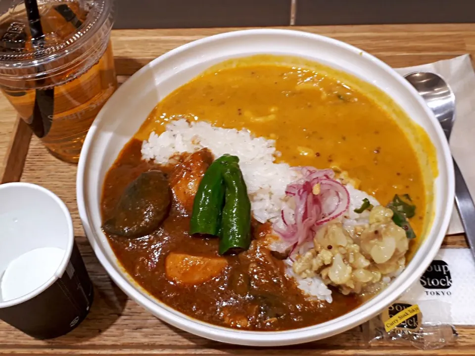 Snapdishの料理写真:2種がけカレー（カシューナッツのホッダ&茄子と鶏肉のスパイシーカレー）@Soup Stock Tokyo|カリー仙人さん