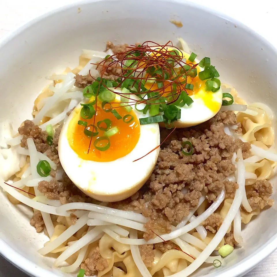 #麺 
台湾まぜ麺「曽拌麺」
豚肉そぼろと煮卵をトッピング|もこうさぎさん