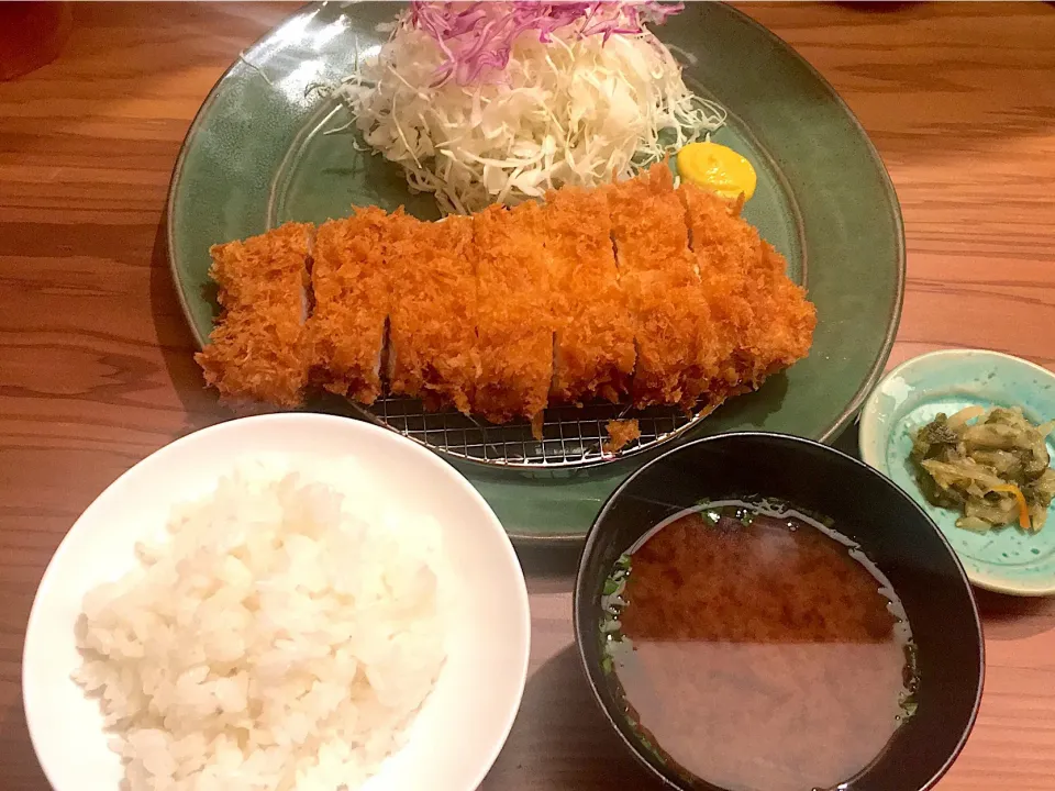 Snapdishの料理写真:六本松 ポーク凡平 ロースカツ定食|Kouji  Kobayashiさん