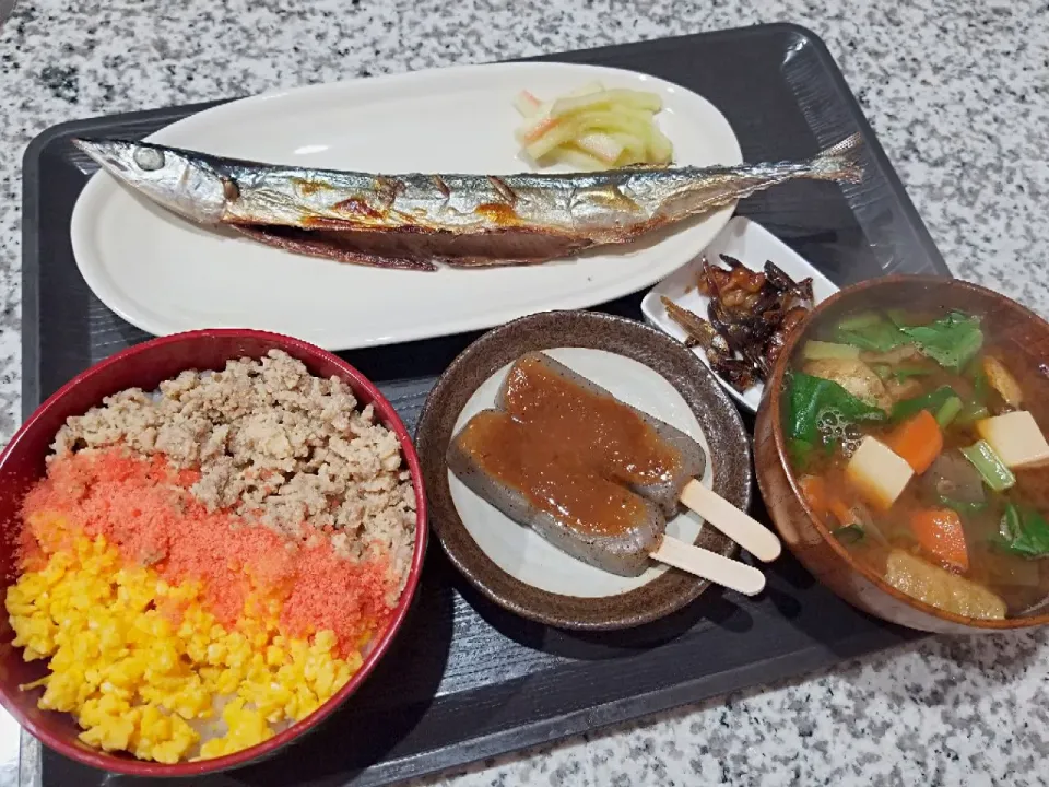 Snapdishの料理写真:・三色丼
・焼き秋刀魚&スイカの皮の甘酢漬け
・クルミ味噌田楽
・クルミ雑魚
・味噌汁|あぁちゃんさん