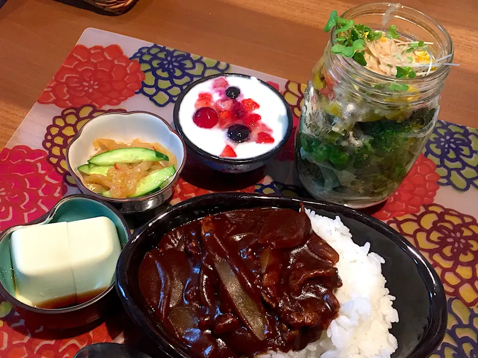 晩御飯
カレーライス、ジャーサラダ、枝豆豆腐、くらげキュウリ、ベリー添えヨーグルト|かよちゃんさん