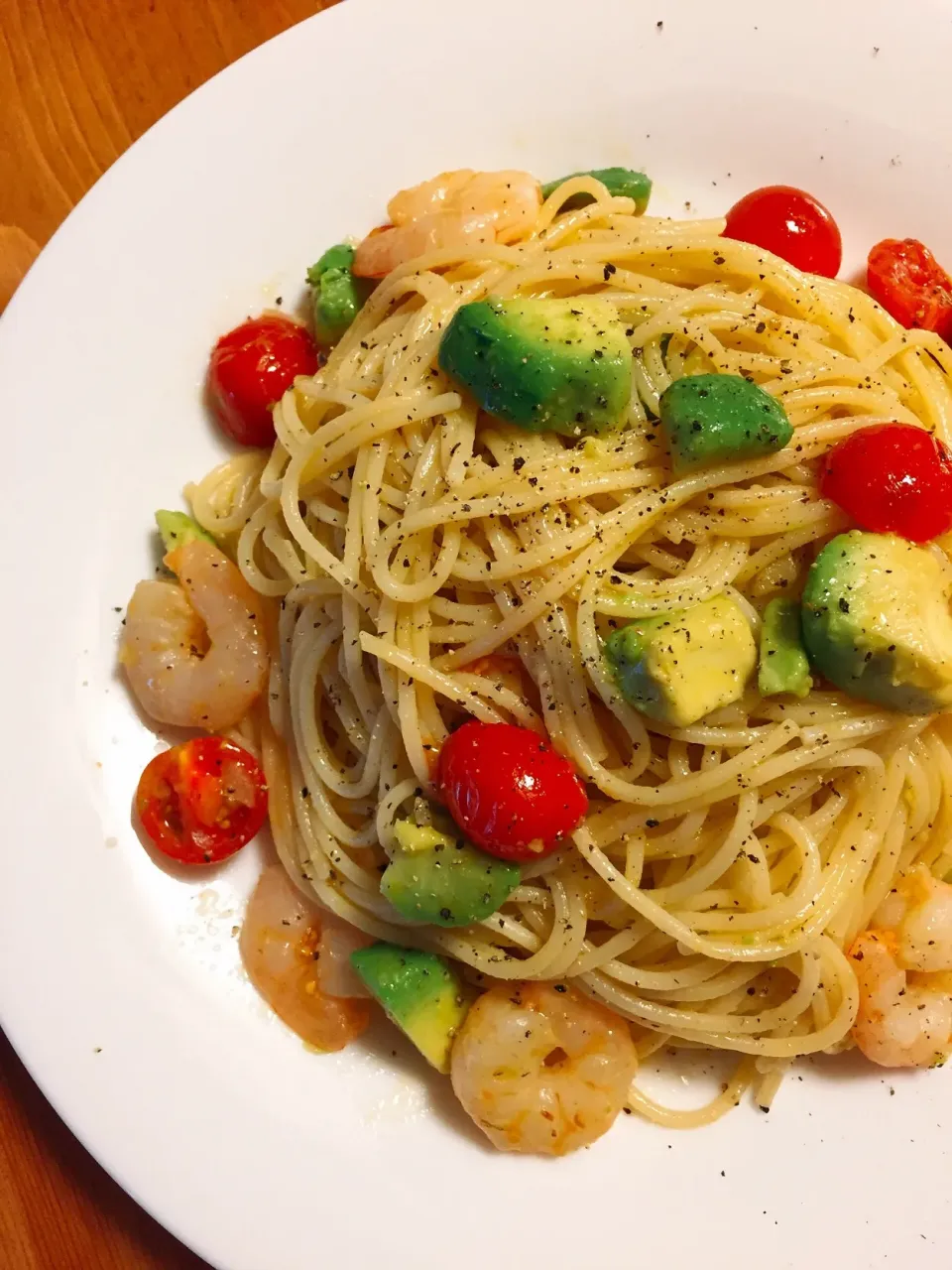 エビとフレッシュトマトとアボカドのレモンバターパスタ作ったよ🍝|NOMU'S キッチン🍳さん