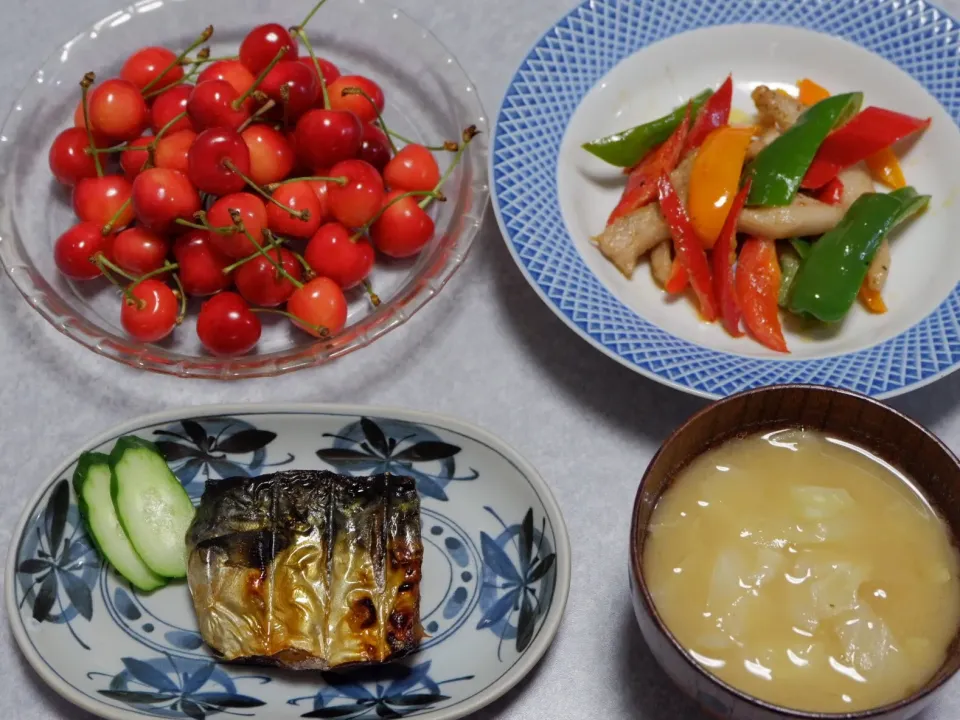 塩サバ、イベリコ豚とパプリカの炒め物、お味噌汁、デザートは佐藤錦🍒|Orie Uekiさん