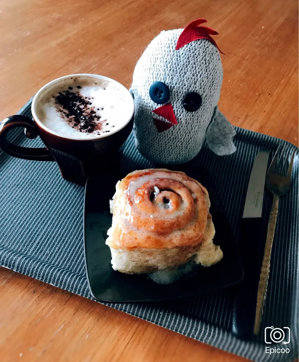 朝食はcinnamon rollとcappuccinoで🍴|まどさん