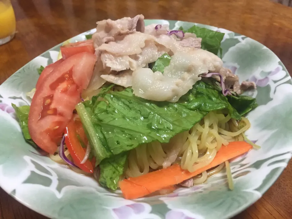 彩り野菜のラーメンサラダ 豚しゃぶ乗せ|さんだーさん