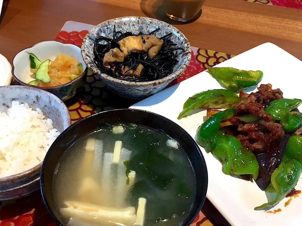 晩御飯
牛肉とナスとピーマンの味噌炒め、ひじきの煮物、くらげキュウリ、大根とあげとわかめの味噌汁、白米|かよちゃんさん