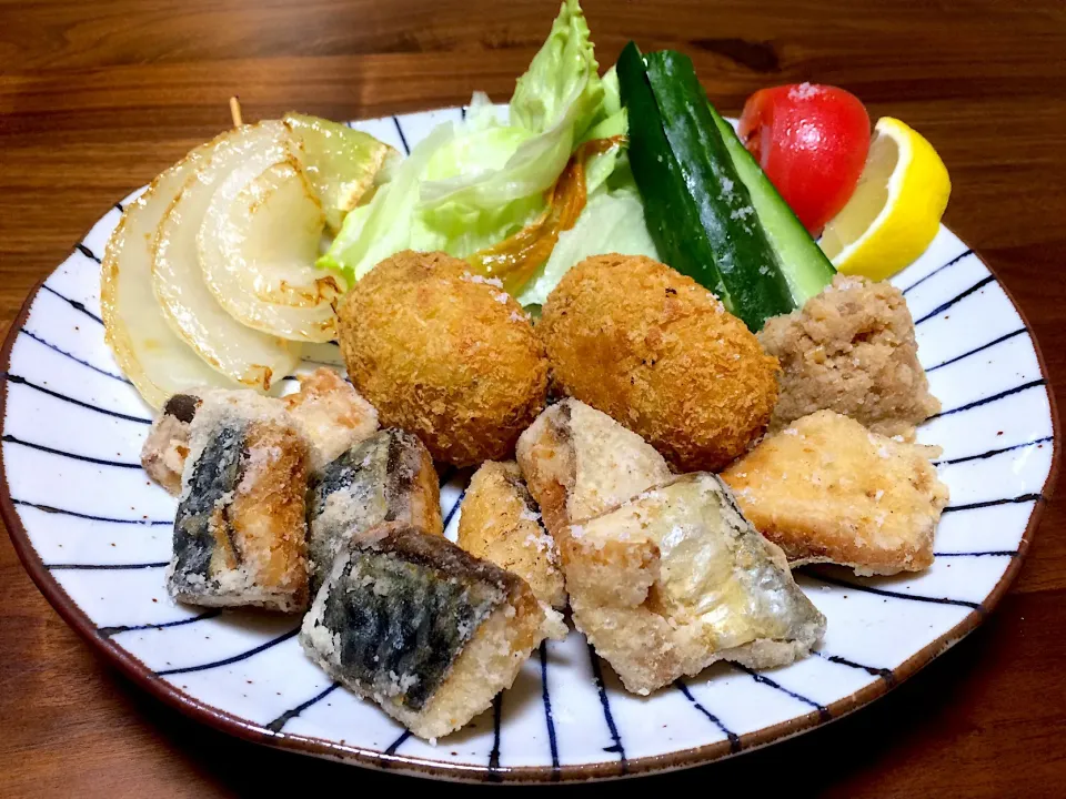 揚げみっくす和んぷれーと💚🐟🌼🍅
・空豆ころっけ
・ひとくち鯖たつた
・くし玉ねぎ
・おから|ぱぴこ家さん