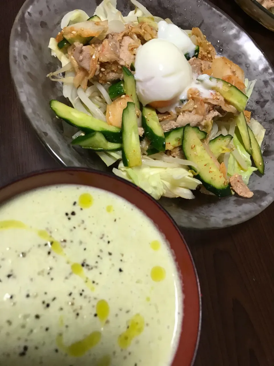 6月23日晩ご飯。snap dishさんにいただいたアボカドで冷製ポタージュ🥑、と、豚しゃぶサラダのキムチ和え温玉のせ。|あやさん