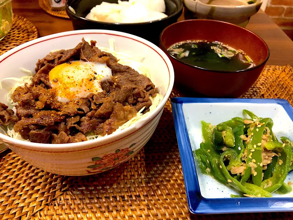 Snapdishの料理写真:焼き肉丼と無限ピーマン|ねぎぼうずさん