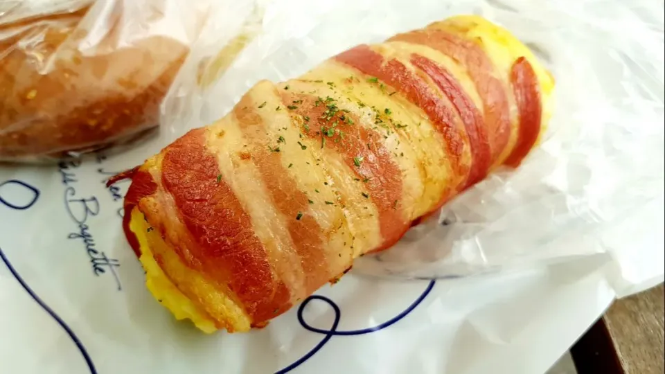 bacon egg salad roll from Paris Baguette|steven z.y.さん