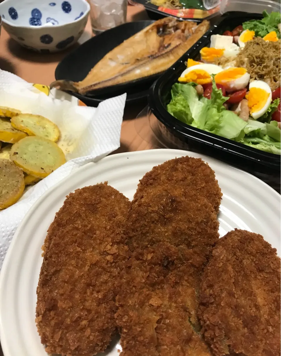 6月23日晩ごはん(^^)

ホッケ塩焼き。コロッケ。ズッキーニのからあげ。
サラダ🥗|らぶかさん