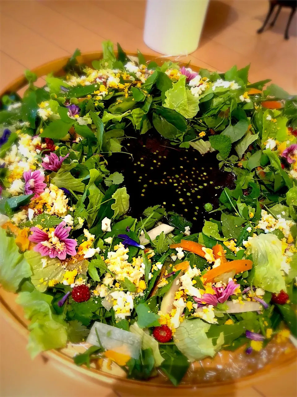 野草料理  28種類の野草、花のサラダ。バルサミコ味噌とナヨクサフジの豆をそえて|parisatsukoさん