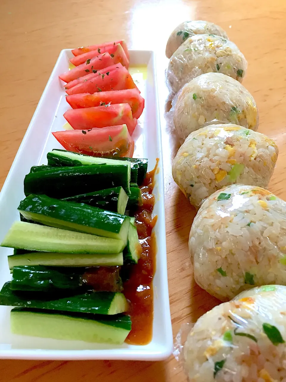 Snapdishの料理写真:朝ごはん🍙
ツナと卵のチャーハンおにぎり
きゅうり🥒もろみ味噌＆トマト🍅オリーブハーブ塩|ふみぃさん