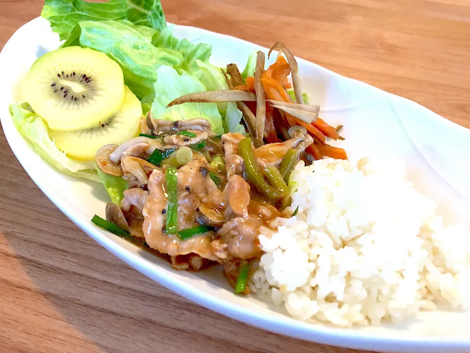 豚とニラとしめじの四川風、生姜ご飯|harukaさん