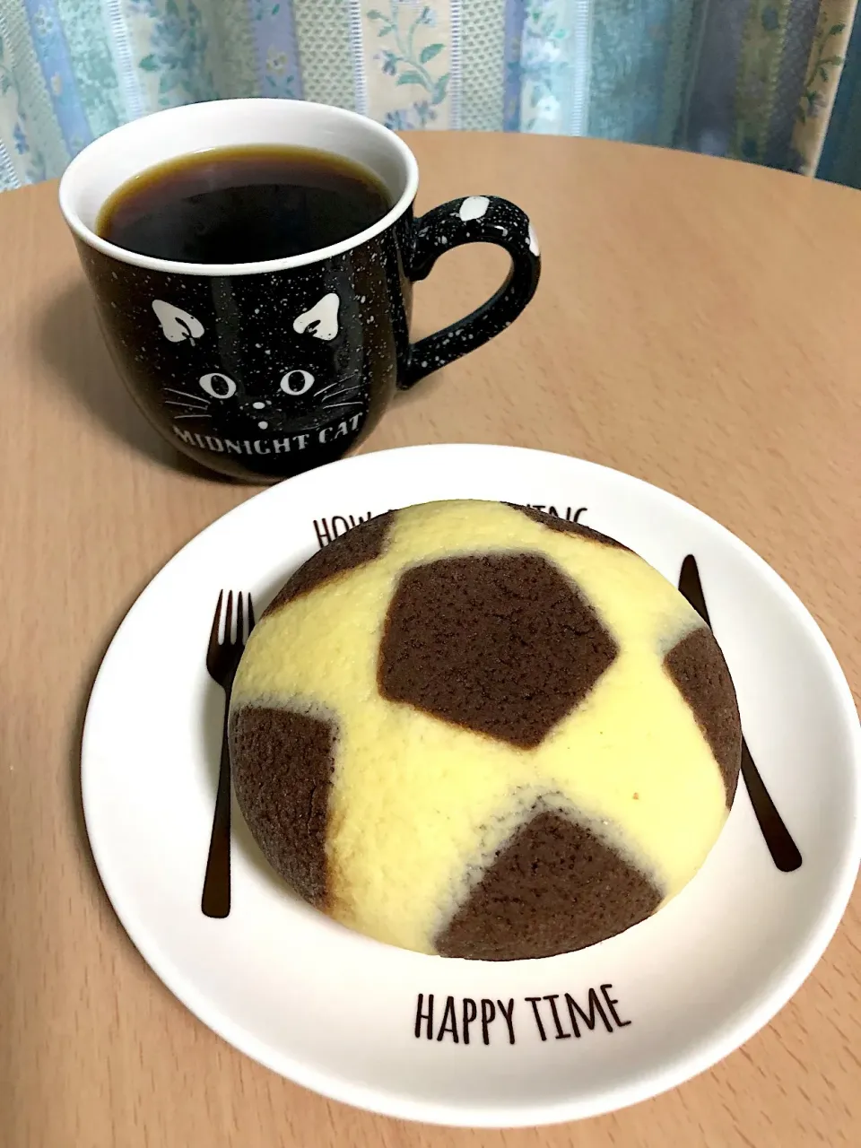 Snapdishの料理写真:サッカーボールパン w/ コーヒー|T. Wonderさん