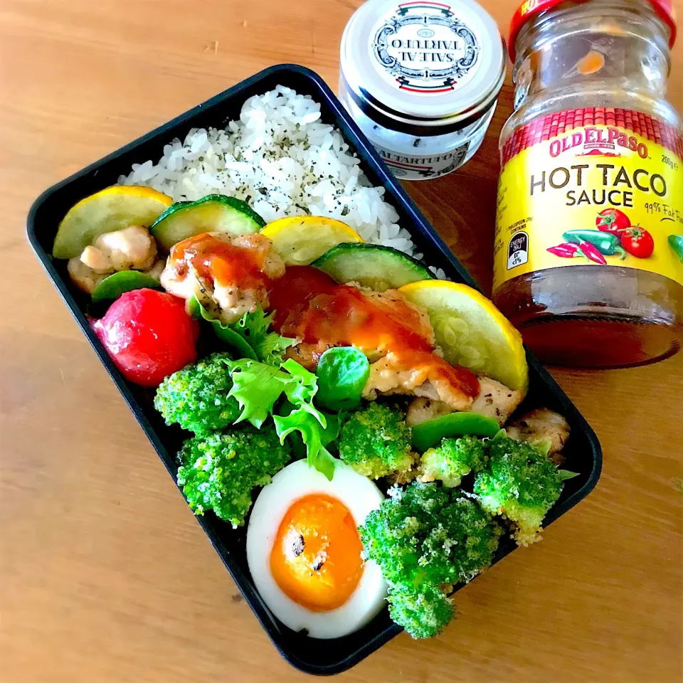 Snapdishの料理写真:鶏モモグリル🐓ホットタコソース🍅🌶
&サクサクブロッコリー🥦トリュフ塩|呑兵衛料理家 おねこさん