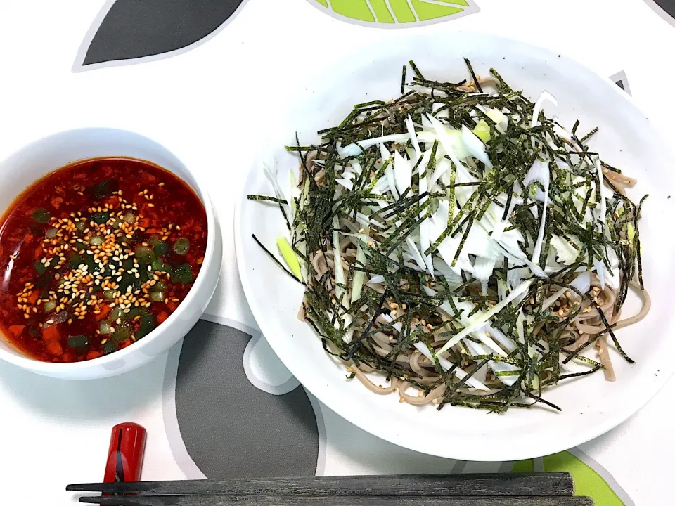 食べるラー油ダレで食す
刻みネギと海苔がたっぷりのピリ辛蕎麦|@KITAさん