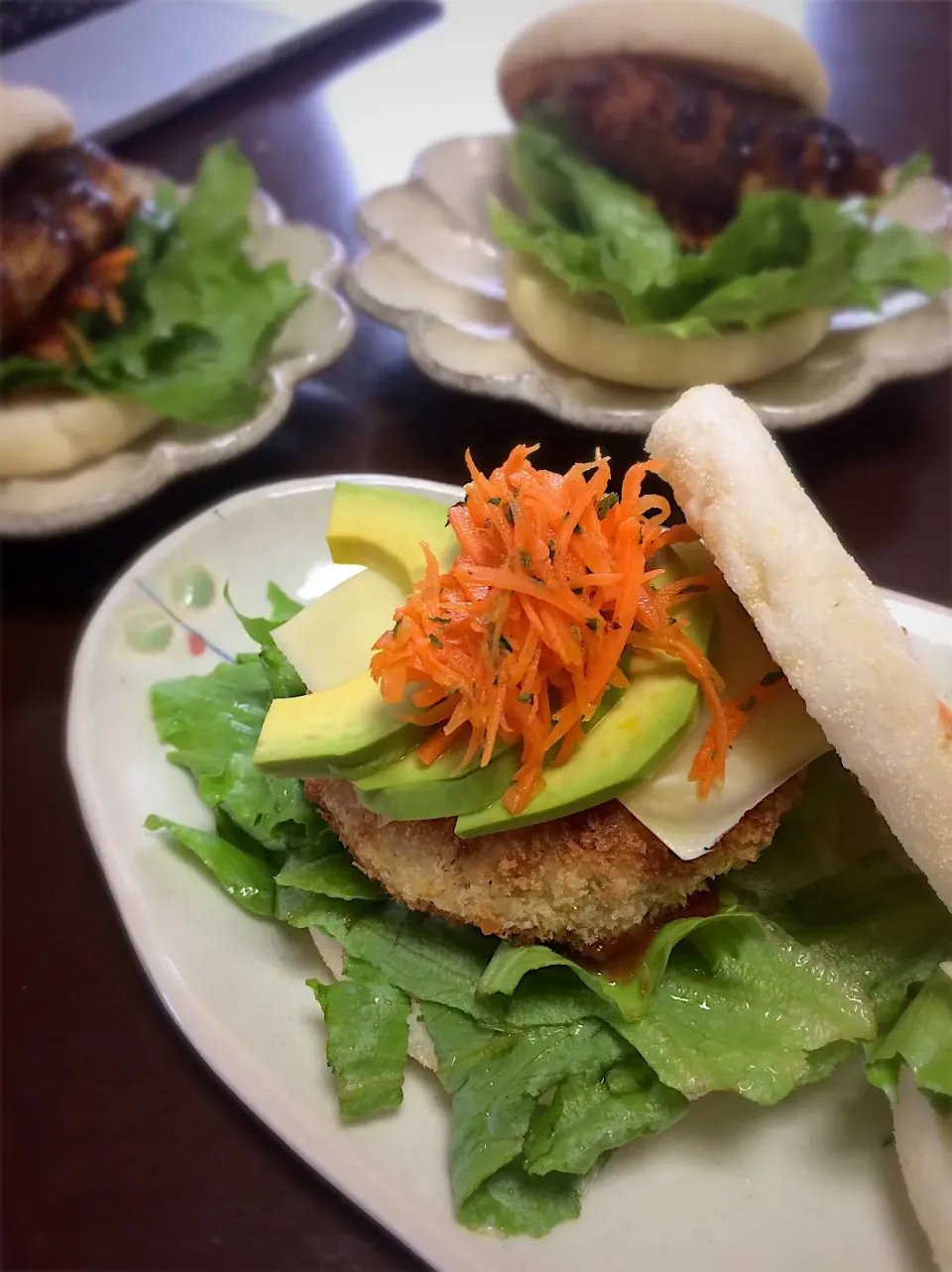 コロッケバーガー🍔アボカドのせ🥑|Aya☺︎さん