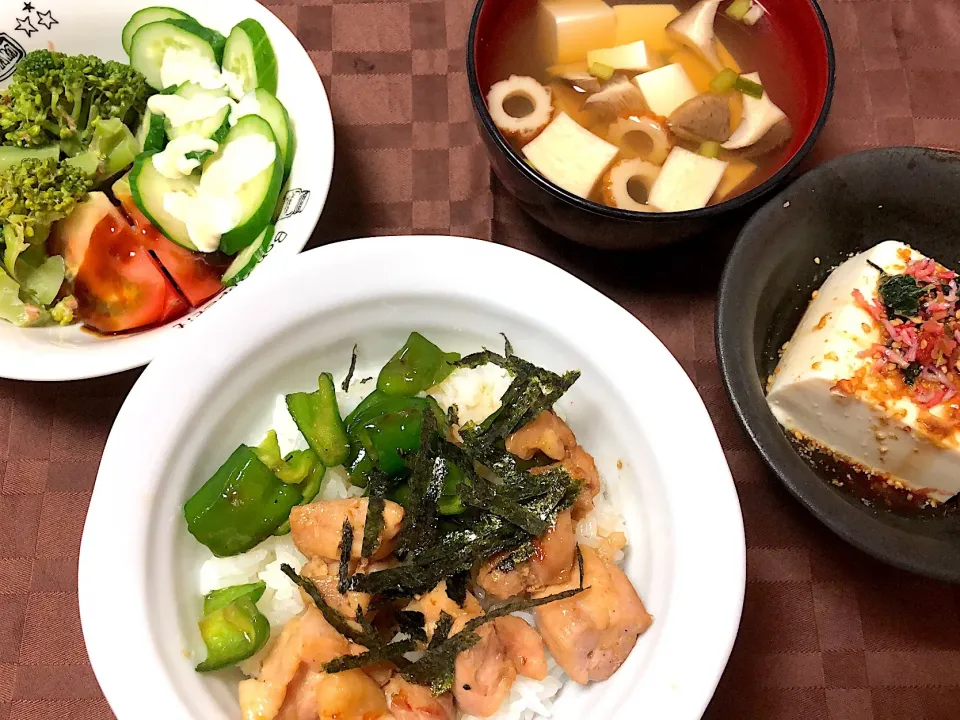 照り焼きチキン丼
サラダ
冷奴
すまし汁|かなりんさん