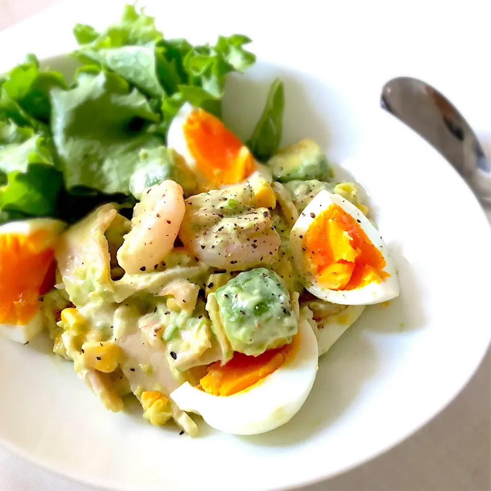 デリ風エビとアボカドのアンチョビサラダ🥗隠し味に鮮度の一滴❤️|あしゃぱんさん