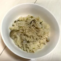 Snapdishの料理写真:しめじと塩昆布の炊き込みご飯|こじ∀こじさん