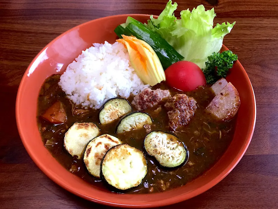 Snapdishの料理写真:茄子・ズッキーニ・ハンバーグでグリル盛り盛りとろとろ圧力鍋カレー🍛🍆🍗💐  #ぱぴこ家カレー|ぱぴこ家さん