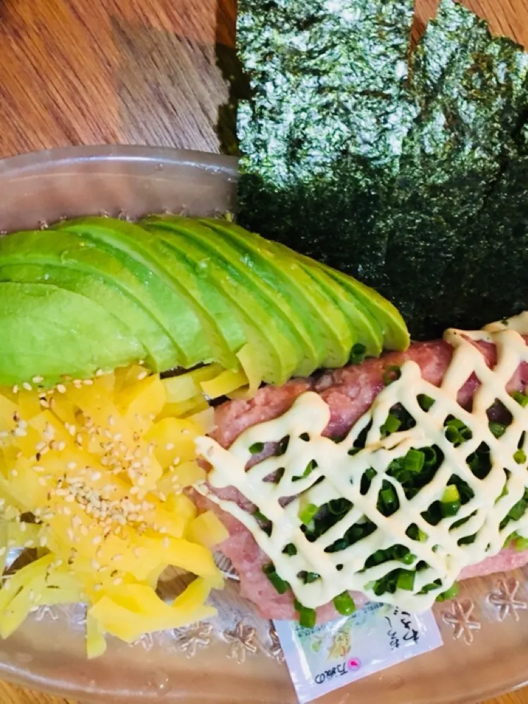 メキシコ産アボカドとネギトロたくあん手巻き🤗🥑|satoemiさん