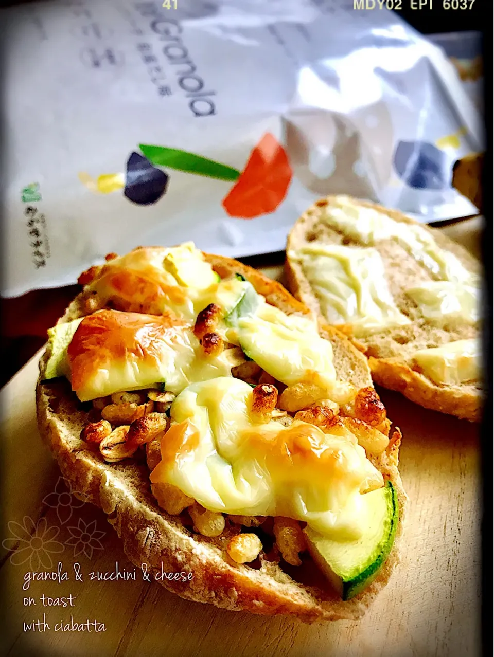 koichiさんの料理 チャバタ。ライスグラノーラとズッキーニ🥒チーズをのせてオープンサンドに。|はやちんさん