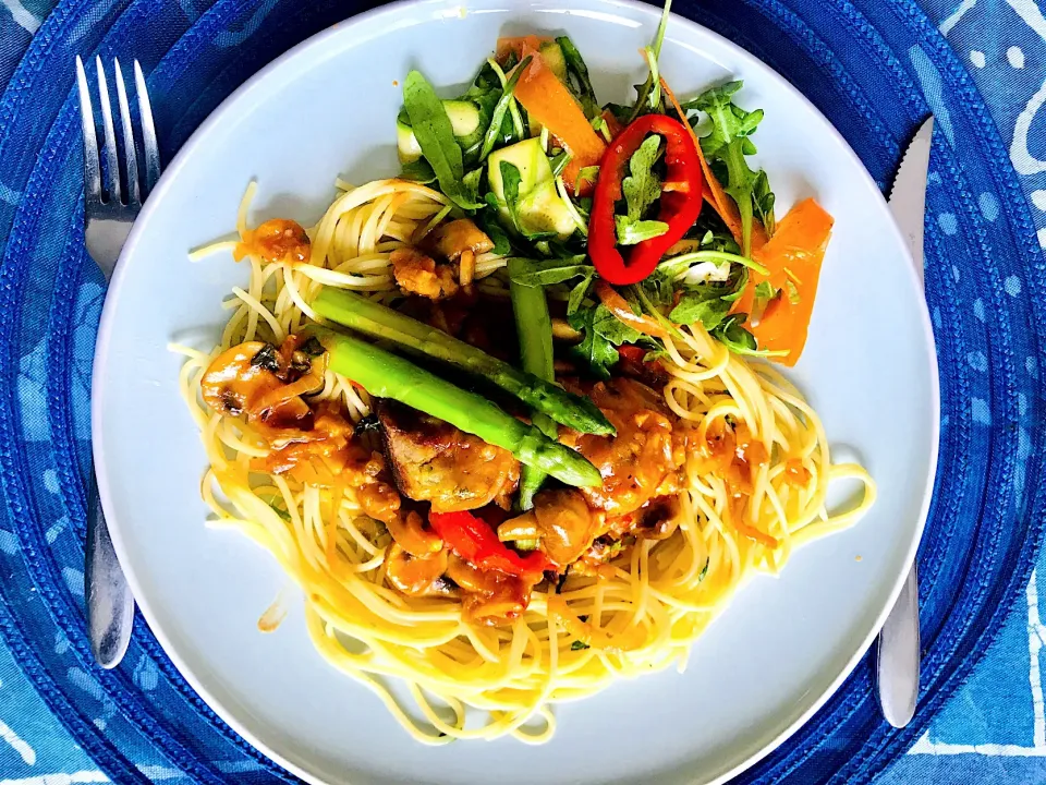 Snapdishの料理写真:Spaghetti with beans, sweet potatoes, oats spring onions balls in tomato and mushrooms sauce with asparagus and rocket salad.
#Vegetarian #lunch #spaghetti #bea|Sergio Lacuevaさん